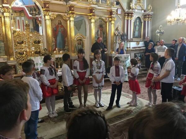 Найдорожчих матерів привітали на парафії Пресвятої Трійці с.Троїця