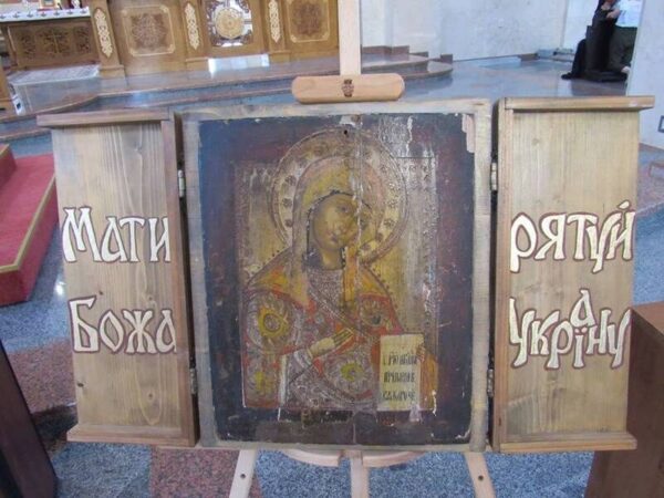 У Катедральному соборі м.Коломия виставлено фронтову ікону “Богородиця єднання”