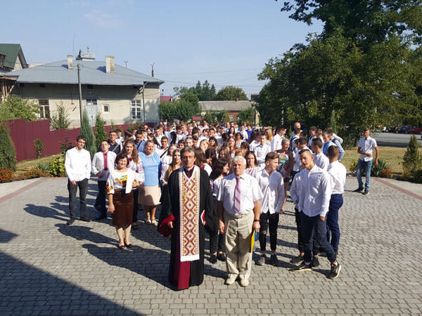 У День знань в Отинії освятили пам‘ятні дошки Героям України