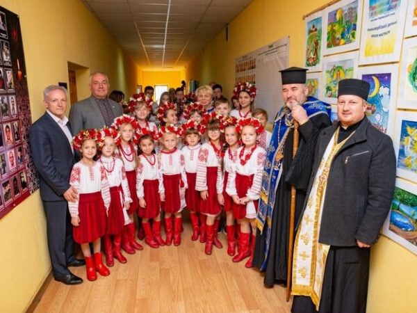 Владика Василій поблагословив відкриття виставки творчих робіт учнів шкіл естетичного виховання