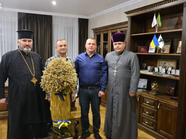 Владика Василій поблагословив працівників агрофірми “Вільхівці” на успішну працю