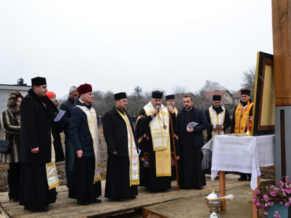 У Коломиї освятили місце для будівництва нового храму