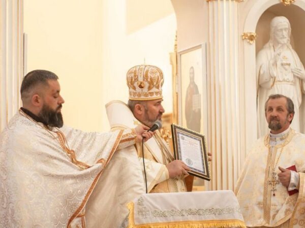Єпископ привітав о. Івана Гедзика з 25-річчям священства