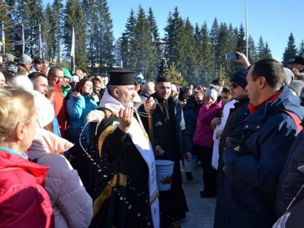 Чин великого освячення води в Буковелі