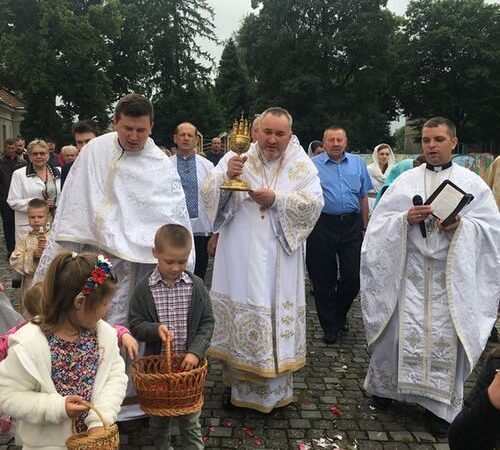 У катедральному соборі м. Коломиї відбулось торжественне поклоніння Пречистим Тайнам Тіла і Крові ГНІХ