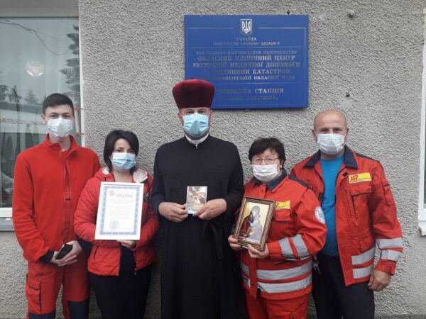 Медичний капелан Городенки передав вітання медикам від владики Василія