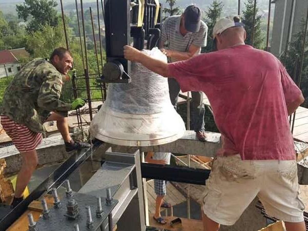 В Отинії встановили церковні дзвони