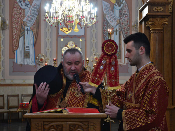 Владика Василій молився Утреню Страстей