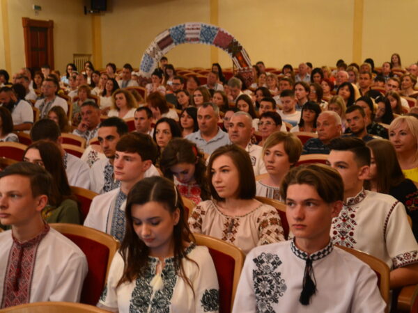 Випускникам природничо-математичного ліцею №9 вручили свідоцтва про повну загальну середню освіту