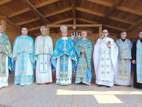 Вірні та священники Отинійського деканату провели молитовні чування у с. Товмачик
