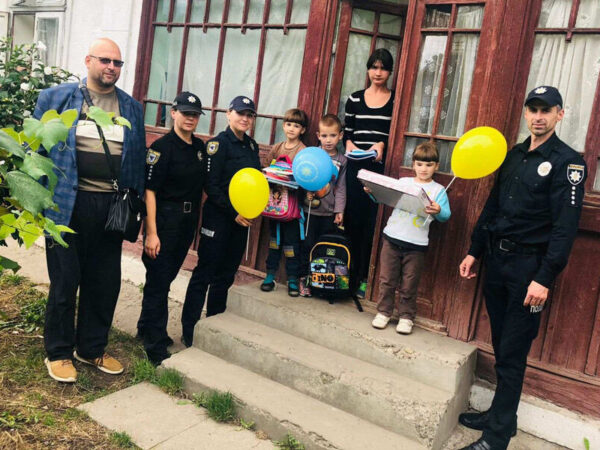 Поліцейські Коломийщини та капелани поліції провели акцію «Шкільний портфелик»