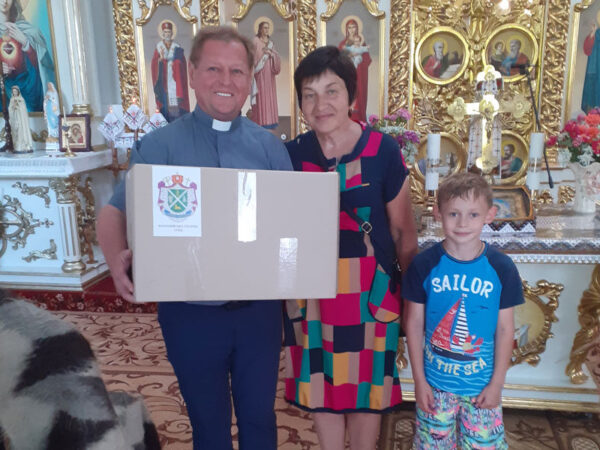 Родини внутрішньо переміщених осіб у Коломийській єпархії отримали продуктові набори
