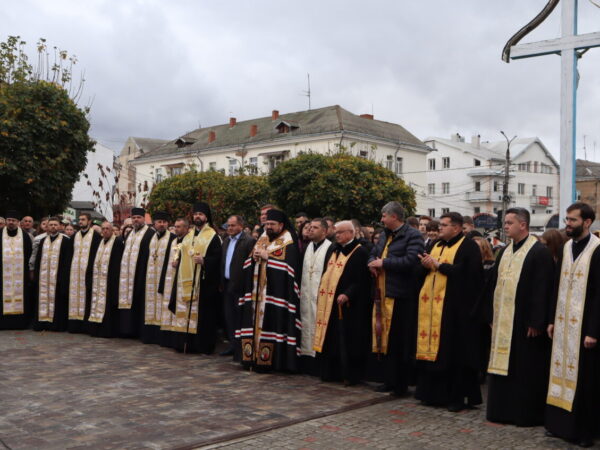 З молитвою та згадавши видатну сторінку нашої історії: у Коломиї відзначили 105 річницю проголошення ЗУНР та відкрили пам’ятник Василю Стефанику