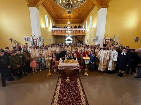 На парафії архистратига Михаїла с. Богородичин освятили новозбудовану дзвіницю та дзвони