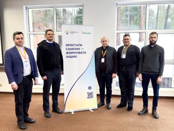 СВЯЩЕННИКИ КОЛОМИЙСЬКОЇ ЄПАРХІЇ ЗАВЕРШИЛИ НАВЧАННЯ У МОДУЛЬНІЙ ПРОГРАМІ, ЯКА ПРОХОДИЛА У ЛЬВОВІ, ЩОДО КАПЕЛАНСЬКОГО СЛУЖІННЯ В ЗАКЛАДАХ ОСВІТИ
