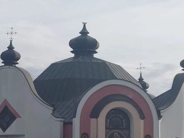 Глава УГКЦ відвідав парафію у Лігниці, де з купола храму зрізали хрест