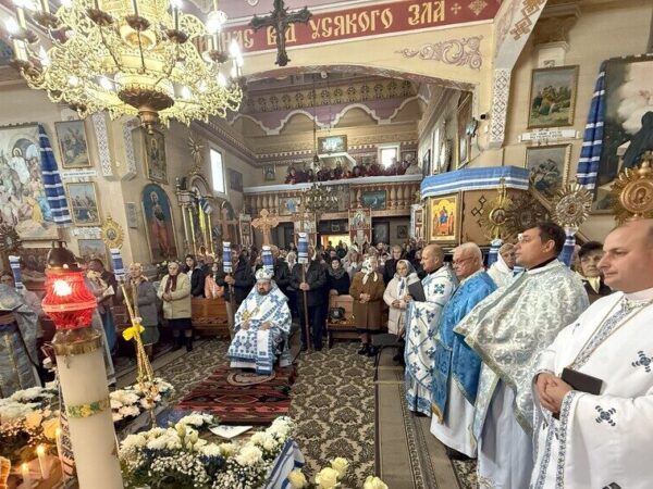 “Пресвята Діво Богородице! Покрий нас чудесним своїм покровом, захороняй нашу країну й народ від усякого лиха, і подай нам, Владичице, велику твою ласку.”
