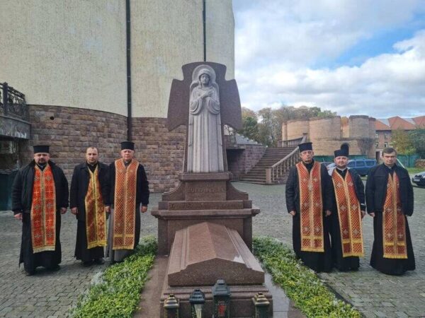 В Храмі Зіслання Святого Духа в Отинії служили заупокійну Божественну Літургію за померлих священників Отинійського протопресвітеріату.