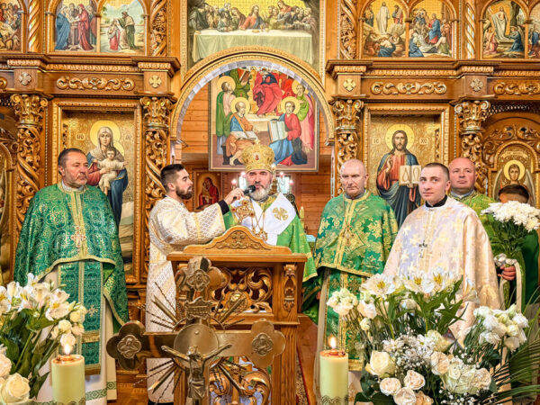 У день П’ятидесятниці владика Василій Івасюк звершив Архиєрейську Літургію та уділив ієрейські свячення в селі Зелена