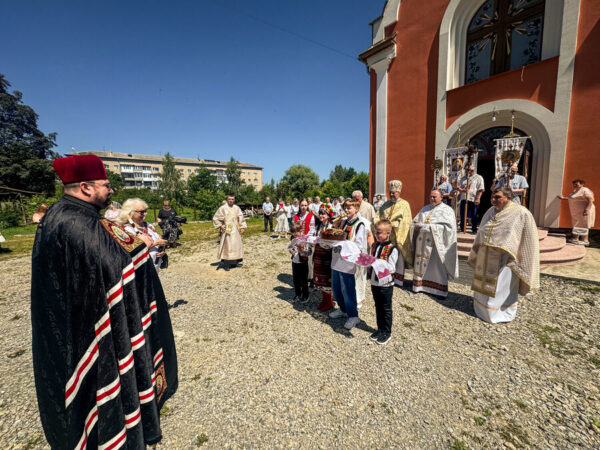На парафії Трьох Святителів у Надвірній відзначили 65-річний ювілей о. Богдана Михайлини На парафії Трьох Святителів у Надвірній відзначили 65-річний ювілей о. Богдана Михайлини