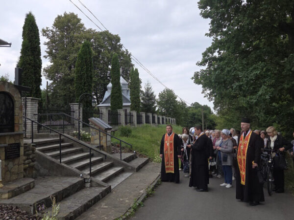 Проща медичних працівників до Богородичної святині села Товмачик Проща медичних працівників до Богородичної святині села Товмачик