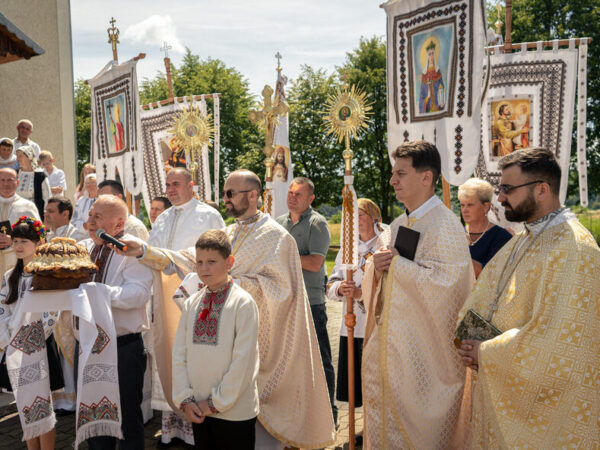 Владика Василь Івасюк очолив архиєрейську Літургію на парафії свв. Володимира і Ольги Владика Василь Івасюк очолив архиєрейську Літургію на парафії свв. Володимира і Ольги