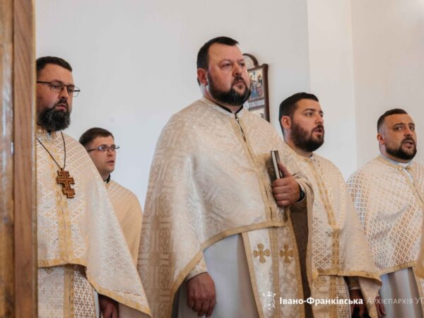 Команда священників Коломийської єпархії здобула «срібло» на першому Митрополичому футбольному турнірі Команда священників Коломийської єпархії здобула «срібло» на першому Митрополичому футбольному турнірі
