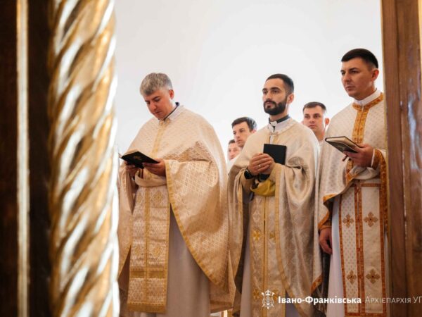 Команда священників Коломийської єпархії здобула «срібло» на першому Митрополичому футбольному турнірі Команда священників Коломийської єпархії здобула «срібло» на першому Митрополичому футбольному турнірі