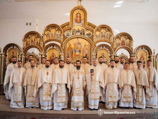 Команда священників Коломийської єпархії здобула «срібло» на першому Митрополичому футбольному турнірі Команда священників Коломийської єпархії здобула «срібло» на першому Митрополичому футбольному турнірі