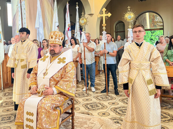 Владика Петро Голіней відвідав парафію Пресвятої Трійці у Шепарівцях Владика Петро Голіней відвідав парафію Пресвятої Трійці у Шепарівцях