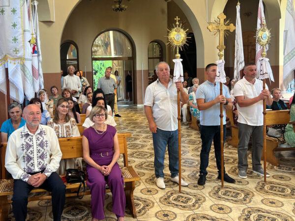 Владика Петро Голіней відвідав парафію Пресвятої Трійці у Шепарівцях Владика Петро Голіней відвідав парафію Пресвятої Трійці у Шепарівцях