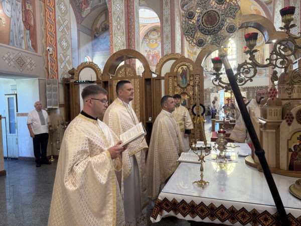Владика Петро Голіней очолив Архиєрейську Літургію в Катедральному соборі Коломиї Владика Петро Голіней очолив Архиєрейську Літургію в Катедральному соборі Коломиї