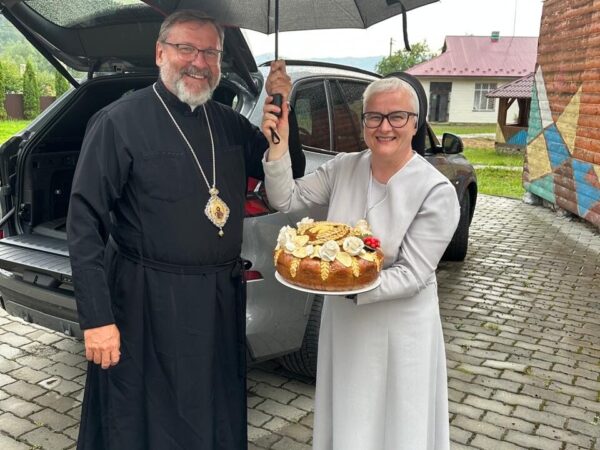 Блаженніший Святослав відвідав відновлений монастир Сестер Служебниць у Микуличині Блаженніший Святослав відвідав відновлений монастир Сестер Служебниць у Микуличині